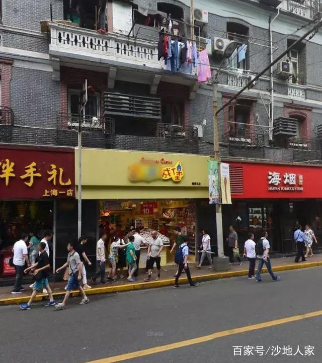 飛來(lái)橫禍：上海南京東路一廣告牌掉落